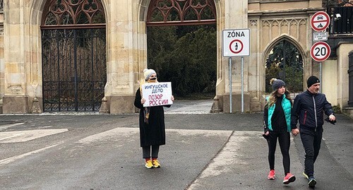 Ingush journalist Izabella Evloeva holding a solo picket in front of the Russian Embassy in Prague in support of the Ingush leaders of the protest, March 17, 2021. Photo courtesy of Izabella Evloeva