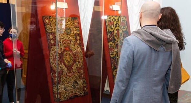 Visitors at an exhibition "Avant-garde? Dagestani tradition!" in Saint Petersburg. March 2021. Photo courtesy of the Russian Ethnographic Museum

Avangaof unique Kaitag embroidery of 18-19th centuries,