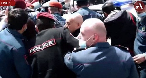 The police during the rally. Yerevan, April 7, 2021. Screenshot of the video https://www.youtube.com/watch?v=VahhjnMYYHU