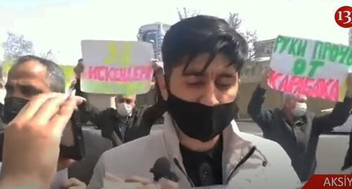 Picketers protesting in front of the Russian Embassy in Baku. Screenshot of the video by Kanal13 https://www.youtube.com/watch?v=ZV2SSG993JE