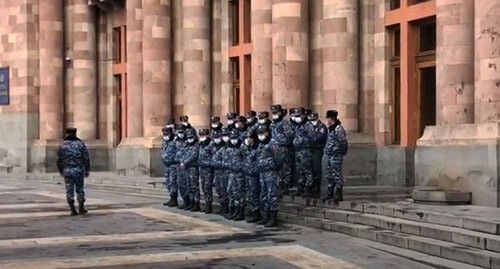 Police at the government building in Yerevan, March 2021. Screenshot: http://www.youtube.com/watch?v=ZCBqr47t8UU