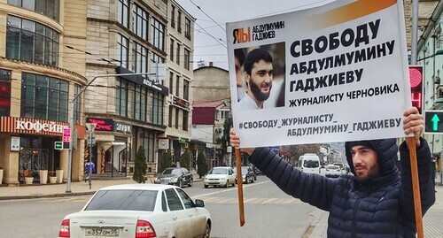Participant of a solo pickets holds a banner in support of Abdulmumin Gadjiev, January 2021. Photo by Ilyas Kapiev for the Caucasian Knot