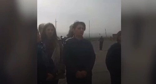 Relatives of Armenian prisoners of war block the Arman-Gyumri highway and the road from the village of Orom to Ashotsk in Shirak region in protest against the disrupted return of soldiers from Azerbaijan, April 9, 2021. Screenshot: http://news.am/rus/news/638010.html