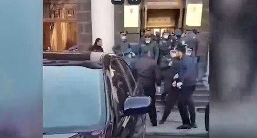 The relatives of the prisoners of war blocking the entrance to the administration of the Shirak Region and policemen. Screenshot: Sputnik Armenia