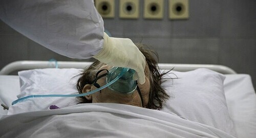 Medical worker at a patient in hospital. Photo: REUTERS/Marco Djurica