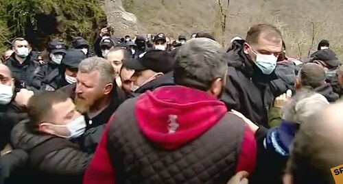 Clashes between protesters against the construction of the hydroelectric power plant near the village of Namakhvani and policemen. Screenshot: http://www.youtube.com/watch?v=T2R0q7R-u_s