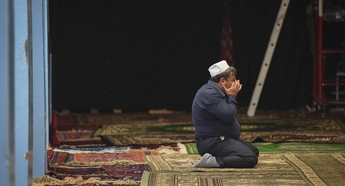 A Muslim praying. Photo courtesy of Elena Sineok / Yuga.ru
