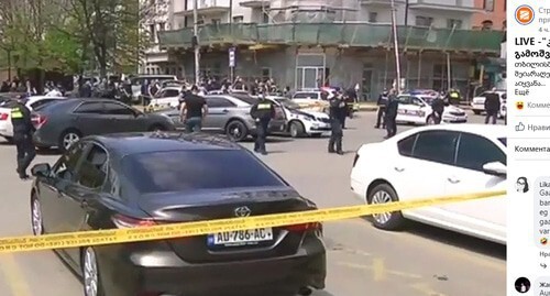 Police cordon off area at the 'Bank of Georgia' office where hostages were taken, April 16, 2021. Screenshot: http://www.facebook.com/rustavi2/videos/501997714158663