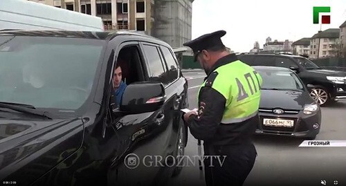 The police raid to prevent violations on the roads. Screenshot of the video by the groznytv https://www.instagram.com/p/CNzKxQCJXTN/