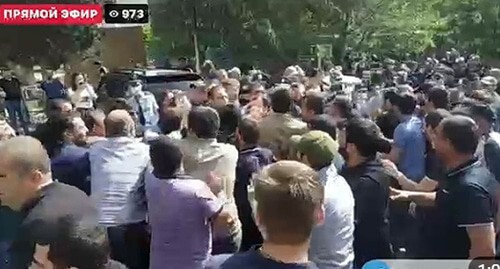 The residents of the Syunik Region demanding the resignation of the Armenian Prime Minister have blocked the way for Nikol Pashinyan's motorcade. Screenshot of the video by zangezur.tv https://t.me/SputnikArmenia/16102