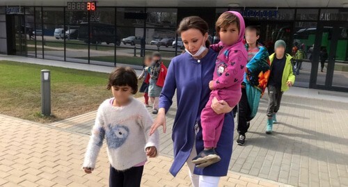 A group of children returned to Russia from Syria and Anna Kuznetsova. Photo by the press service of the Russian children's ombudsperson