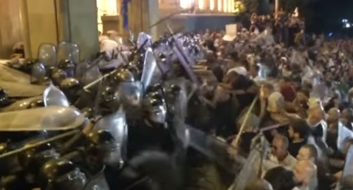 Clashes between law enforcers and activists at the Parliament of Georgia, June 21, 2019. Screenshot from the video posted by the Caucasian Knot