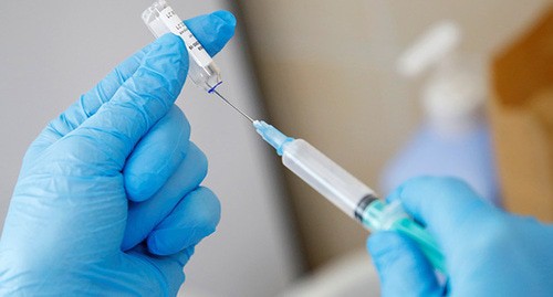 Vaccine dose and syringe. Photo: REUTERS/Anton Vaganov