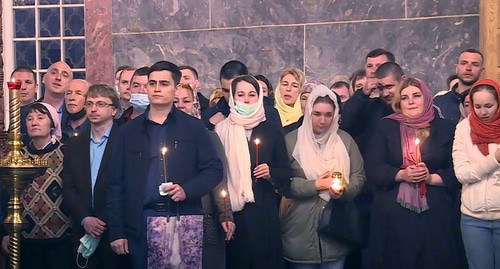 Orthodox believers at the solemn services in a church in Astrakhan. Screenshot of the video at the "ГТРК Лотос Астрахань" YouTube channel https://www.youtube.com/watch?v=X-UTkDR5OEg