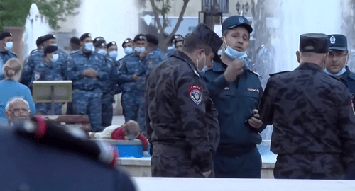 Law enforcers at a protest action against the visit of Sergey Lavrov, the head of the Russian Ministry of Foreign Affairs, to Yerevan. Screenshot of the video by the National Democratic Pole www.youtube.com/watch?v=ewqNoZ4mMV0
