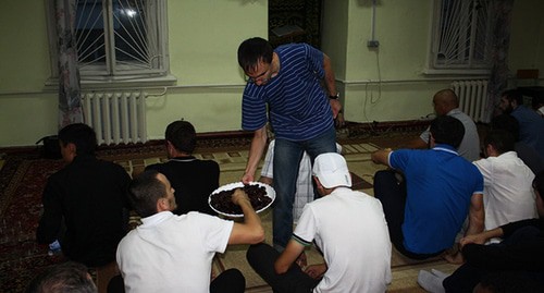 A collective prayer (iftar). Photo by the press service of the Spiritual Administration of Muslims for Saratov Oblast http://dumso.ru/news/kollektivnyj-iftar-obedinyaet-veruyushhix.html