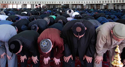 Believers during a prayer. Photo by Musa Sadulaev, YUGA.ru