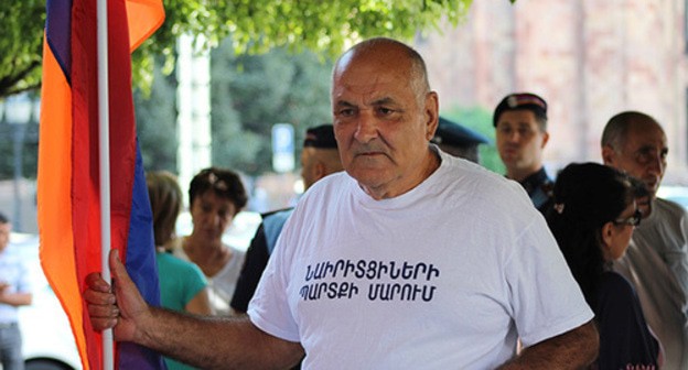 Former Nairit employee wearing a T-shirt with a message reading: 'Pay off wage arrears to Nairit workers'. Photo by Tigran Petrosyan for the Caucasian Knot