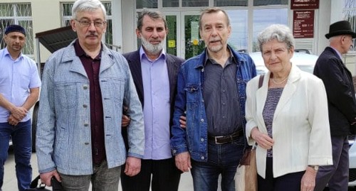 Oleg Orlov, Lev Ponomaryov, and Svetlana Gannushkina with Bagaudin Myakiev, a member of the Ingush Council of Teips (family clans), before the hearing in case of leaders of Ingush protests. Photo by Imsail Tatiev