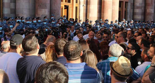 Protesters and a police officer in Yerevan. Photo by Tigran Petrosyan for the "Caucasian Knot"