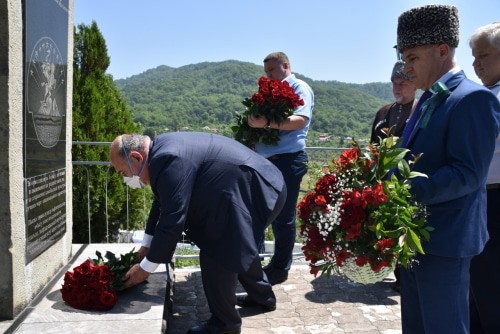 Yuri Napso laid flowers to the monument dedicated to victims of the Caucasian War. Photo by Svetlana Kravchenko for the "Caucasian Knot"