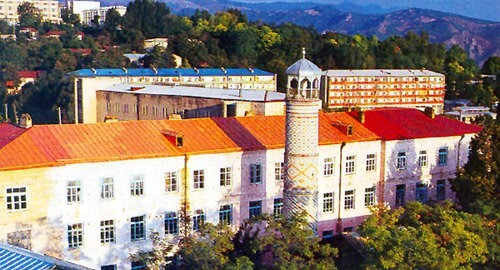 A secondary school No. 2 named after Najaf bey Vazirov, and a minaret of the Saatli Mosque. Photo: Karabakhblog https://www.flickr.com/