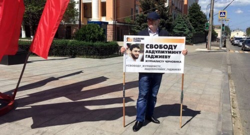 Magomed Magomedov, a deputy editor-in-chief of the &quot;Chernovik&quot; (Draft) weekly, at a picket in Makhachkala in May 2021. Screenshot of the post on Instagram https://www.instagram.com/p/COslno5Hh0I/