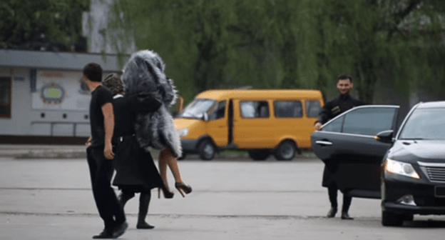 Abducting a bride. Screenshot of the video on Madina Shamurzaeva's YouTube channel
www.youtube.com/watch?v=SMCHUUgZWZ4
