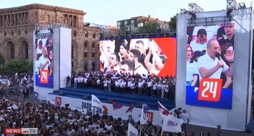 A rally of Pashinyan’s supporters. Screenshot of the video on the NEWS AM YouTube channel https://www.youtube.com/watch?v=lBIaoPlyy8g&amp;t=1s