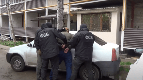 FSB agents detaining a suspect. Screenshot: http://youtu.be/-_LDs5-jllQ