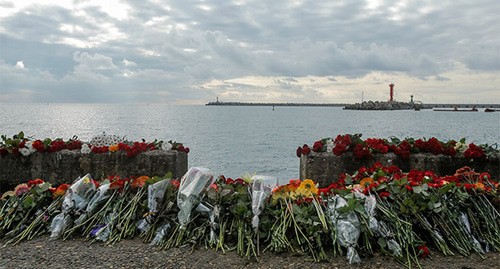 Flowers at the embankment in Sochi in memory of the victims of the Tu-154 crash, December 2016. Photo: REUTERS/Maxim Shemetov