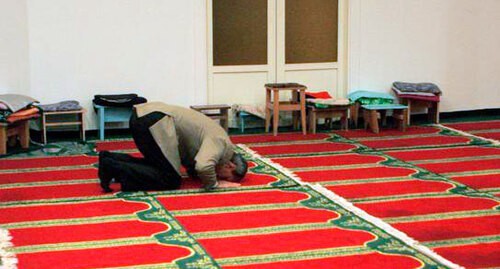 A man praying in a mosque. Photo: REUTERS/Viktor Korotayev