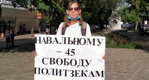 Elena Baibekova, an activist, held a solo picket in support of Alexei Navalny. Astrakhan, June 4, 2021. Photo by Alyona Sadovskaya for the "Caucasian Knot"
