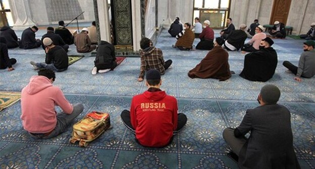 Believers in a mosque. Photo: REUTERS/Alexei Nasyrov