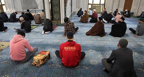 Believers in a mosque. Photo: REUTERS/Alexei Nasyrov