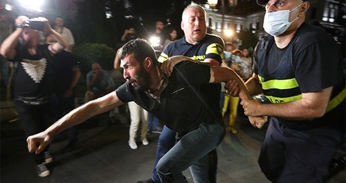 Policemen detain a protester, Tbilisi, July 6, 2021. Photo: REUTERS/Irakli Gedenidze