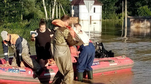 Rescuers help residents of a flooded village in Kuban. Photo: Instagram account of the Ministry for Emergencies of Russia 