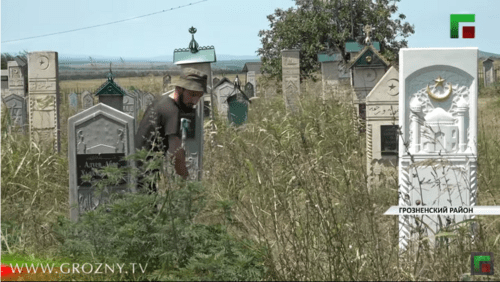 Teacher Magomed Djabrailov from the Alkhan-Kaly village is engaged in clean-up works. Screenshot: http://grozny.tv/videos/36924