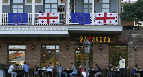 The flags of Georgia and the European Union on a building in Tbilisi. Photo: REUTERS/David Mdzinarishvili