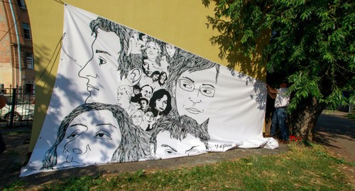 A banner with Estemirova’s portrait. Pnoto: Konstantin Lenkov / ZAKS.Ru