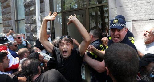 Clashes during protest action in Tbilisi, July 5, 2021. Photo: REUTERS/Irakli Gedenidze