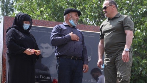 Meeting of the Gasanguseinovs with Sergey Melikov. Photo: press service of the head of Dagestan (glava.e-dag.ru/novosti/v-centre-vnimaniya/sergej-melikov-navestil-murtazali-i-patimat-gasangusejnovykh-v-sele-goor-khindakh/