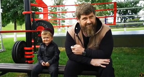 Ramzan Kadyrov and Dagestani blogger Khasbik (on the left). Screenshot of the video by lezgin axi https://www.youtube.com/watch?v=lil6erfETD8