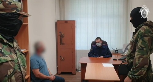 Interrogation of a detainee on suspicion of organizing a blood feud motivated murder. Screenshot: http://bryansk.sledcom.ru/news/item/1597254