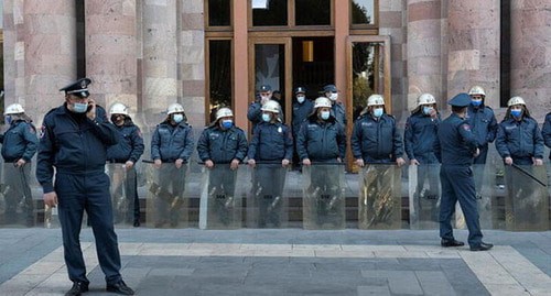 Policemen at the Parliament of Armenia. Photo: REUTERS/Artem Mikryukov