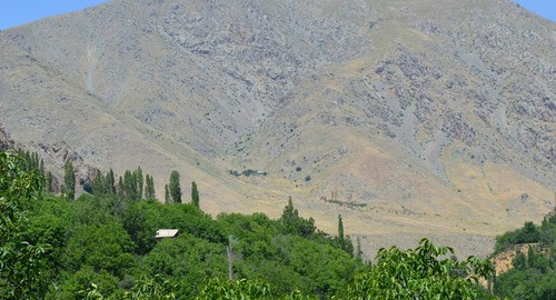 Mountains in the Nakhichevan Autonomous Republic (NAR). Photo by Elnur Kelbizadeh https://commons.wikimedia.org/wiki/Category:Naxçıvan#/media/File:Ordubad_rayonu_Nüsnüs_kəndi_Dərə_piri.jpg