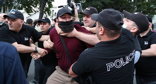 Police officers detain an opponent of the gay pride paradea in Tbilisi. July 5, 2021. Photo: REUTERS/Irakli Gedenidze