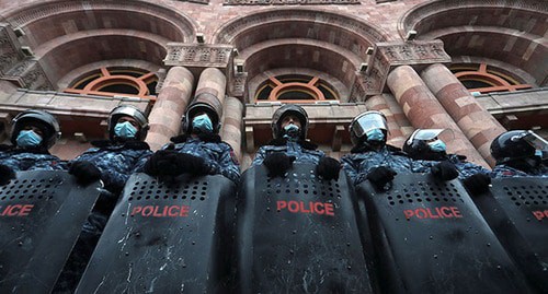 The police in front of the Armenian government building. Photo: Vahram Baghdasaryan/Photolure via REUTERS