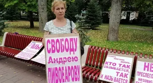 Activist Tamara Grodnikova holds a solo picket demanding to release  Andrei Pivovarov, Volgograd, August 15, 2021. Photo by Tatiana Filimonova for the Caucasian Knot