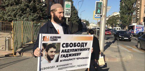 Journalist Idris Yusupov holds solo picket in support of Abdulmumin Gadjiev, October 14, 2019. Photo by Patimat Makhmudova for the Caucasian Knot